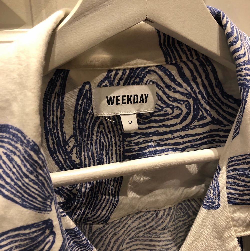 Weekday skjorta perfekt för sommar. Finns inga defekter. Storlek M men kan även passa L. Möts i Malmö och tar Swish. Står ej för frakt! (:. Skjortor.