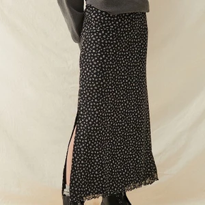 Blommig kjol  - Säljer denna otroligt fina kjol från Urban Outfitters. Köptes för runt 500 kr och är helt oanvänd då jag råkade beställa hem 2 st. Storleken stämmer men jag kan tänka mig att den även passar lite större då den är stretchig. Kan diskutera pris men eftersom att den är helt ny så går jag inte ner alltför mycket. Skriv privat för frågor, frakten bjuder jag på 💕