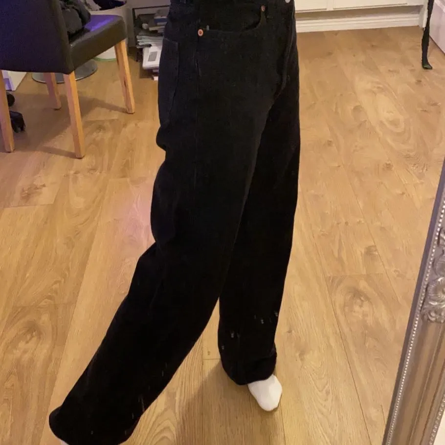 Svarta vida jeans från Monki i storlek 27! Passar mig som är 160cm. 200kr + 63kr frakt, alltså 263kr totalt!. Jeans & Byxor.