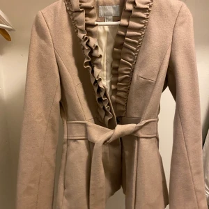 Beige jacka - Beigejacka med knytning