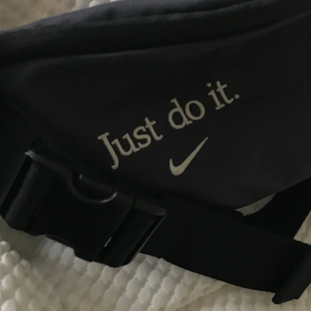 En marinblå Nike fannypack, köpte den för nått år sen och har knappt använt den, pågrund utav att ja har så många. Men ja vet den här väskan kommer göra nån glad😊 (köpte från Nike, inte fake).. Väskor.