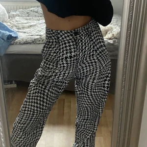 Byxor  - Byxor från märket motelrocks. I nyskick då de endast använts under ett tillfälle. Frakt tillkommer:) Om du är intresserad så skriv ett bud antingen privat eller i kommentarerna. Jag är 165 och de går ner på foten på mig. Nypriset är 860 svenska kronor ca