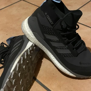 Nya träningsskor ADIDAS - Super sköna träningsskor märke ADIDAS , anpassade för långa uteaktiviteter . Använda bara 2 gånger. Inköpspris 1350kr. Säljer de på grund av att jag inte har tillräckligt med tid för uteaktiviteter just nu. 