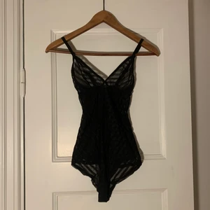 Transparent body - Transparent randig body från h&m! Knappt använd. Strl S/36 men är stretchigt material så passar XS-M skulle jag säga :)