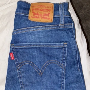 Mile high super skinny  - säljer blåa levis jeans, jättefint skick! skriv till mig privat om du vill ha bilder på hur dom sitter på💓 köparen står för frakten!