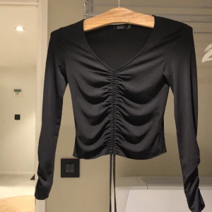 Svart tröja - Denna tröjan är köpt ifrån bershka och är knappast använd. Den har även en snörning i mitten som går att justera utifrån vad man gillar💕