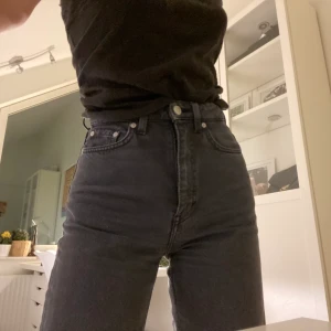 Högmidjade Weekday momjeans - Mörkgråa mom jeans från weekday. Jag är är 172cm och har vanligtvis S