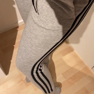 Adidas mjukis - Gråa adidas mjukis, ser ut som nya