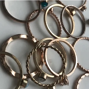 Guldiga ringar  - 14st guldiga ringar med ”diamanter”, 20kr för alla gratis frakt!!❤️