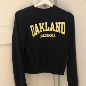 Oakland sweatshirt - ( 90kr inkl frakt) Säljer för att den är lite för liten för mig( jag gillar mer oversize) den är storlek xs men passar bäst xxs-s! Skriv ifall du har någon fråga!🤍