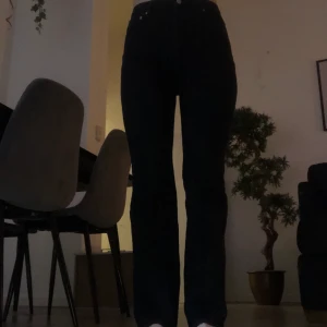 Svarta bootcutjeans - Svarta bootcut jeans från Misslisibells kollektion med NA-KD. Går i marken för mig som är 173 cm. Står ingen storlek, men jag brukar ha 38 i byxor. 