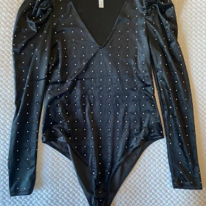 Body - Body i sammet med silvernitar. Från HM i storlek M. Använd endast 1 gång! Säljer pga för stor för mig! Köparen står för frakten :)