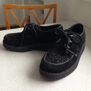  - Creepers Original, från Underground Använda men i fint skick. Lite skavda på sulan på insidan av foten. Storlek 38.   Kan hämtas i Malmö/NV Skåne  Även möjligt att skickas, då står köparen för frakt