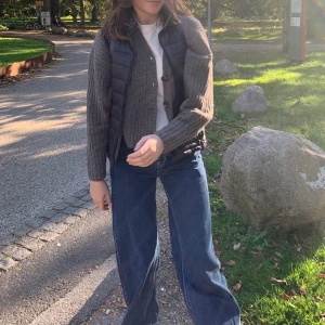 Mörkblå vida jeans  - Mina älskade weekday jeans som blivit för små. Jättefin passform och bra material.