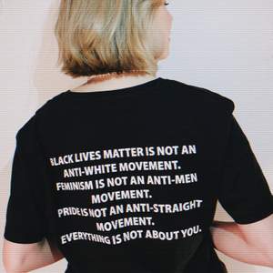 Tröja med citatet ”black lives matter is not an anti-white movement. Feminism is not an anti-men movement. Pride is not an anti-straight movement. Everything is not about you”. Finns i storlek S, M och L. Nya tröjor som jag och mitt uf-företag tryckt för att belysa orättvisor i samhället. 💖 instagram: ally.com.se