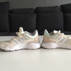 Adidas skor - Använd bara 1 gång. Mycket bekväma och fina. Men lite för stora för mig