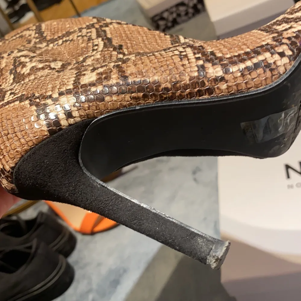 Klackskor från NA-KD. Svarta på insidan och ”snake print” på utsidan. Använda ett fåtal gånger.. Skor.