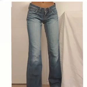 Low waist jeans - Säljer dom här för dom va tyvärr för små på mig, men dom är jätte fina, jeansen är lite tajta upp vid midjan. Köpt här på plick. Bud 300