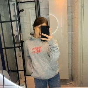 Hoodie - Säljer denna gråa hoodie i stl S. Märke: Winwin 