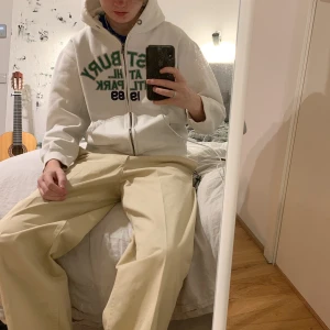 Tjocktröja - Bud från 100kr. Köpt second hand, storlek M, skulle säga att den sitter som en M i brädden men längden är kortare. Kan mötas i Sthlm annars tillkommer frakt. 