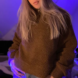 TeddyTröja - Galet mjuk brun tröja i Teddytyg. Säljer den för den kommer tyvärr aldrig till användning:/