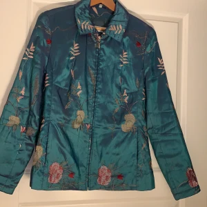 Cool vintage jacka strl S - En jättesnygg och unik tunnare vintage jacka! Från ett märke som heter Laura Lebek och har små axelvaddar och skimrar i grönt och blått! Använd bara ett fåtal gånger då den är lite tajt på mig tyvärr. Gissar att den är från 90-talet o sitter som en Small✨ / Lisa