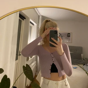 Söt kofta/tröja med knappar!! Storlek xs - Tänkte sälja denna söta tröja för jag tycker den är för liten!! Super fin och trendig just nu!! Den är i storlek xs och köpte för nån månad sen!! Den är mycket mera pastell lila i verkligheten!! 💜