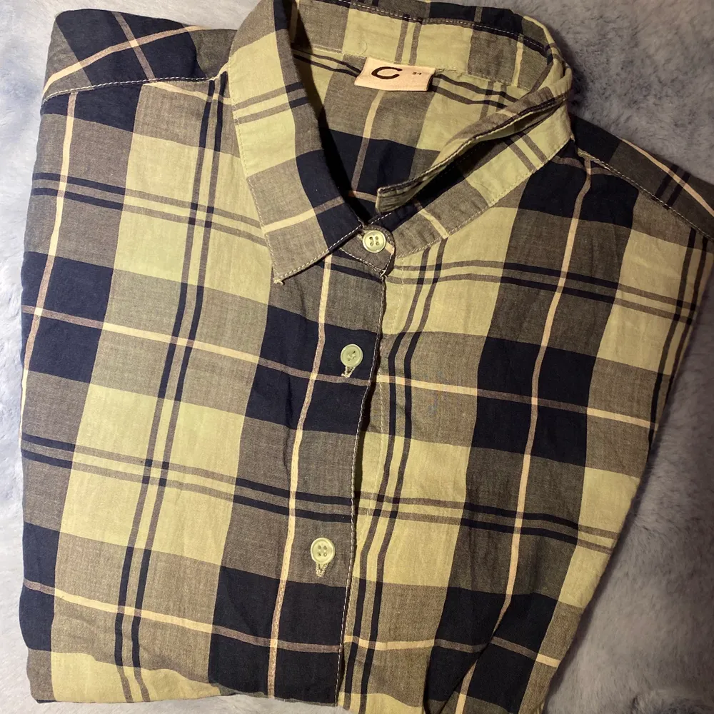 Jätte snygg skjorta i super fint skick, säljer den för 67 och köparen står för frakt.. Skjortor.