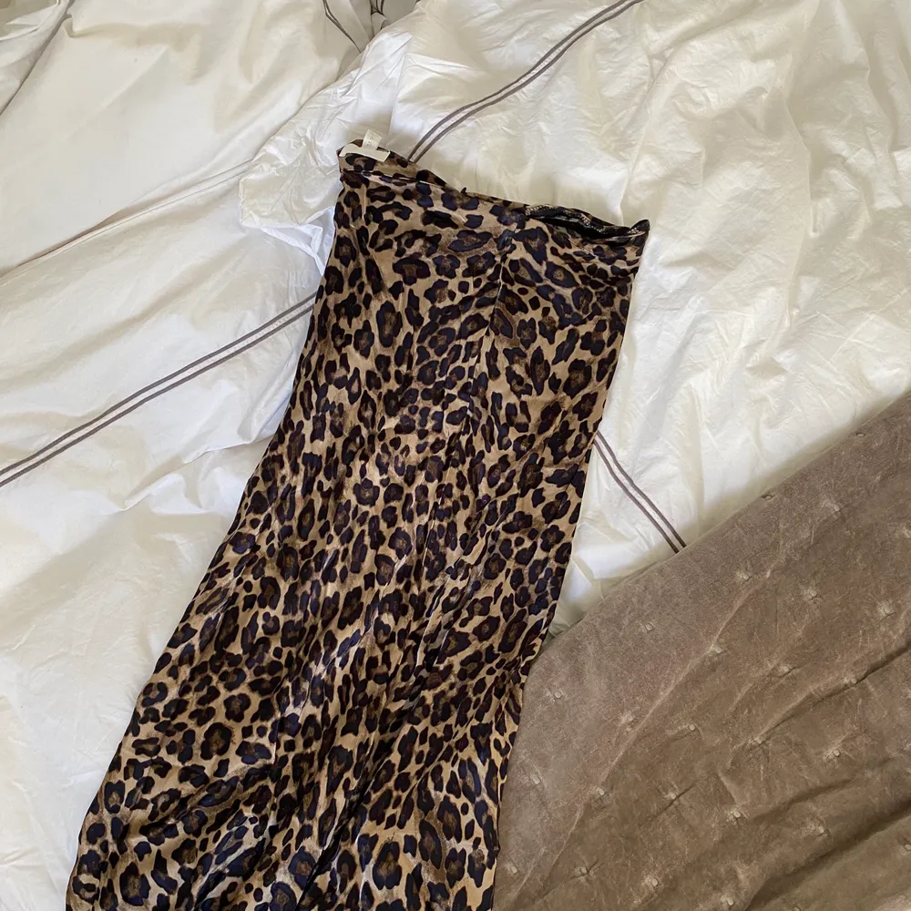 En otroligt fin silkes kjol i underbart leopardmönster i nyskick!! Så fin och bra kvalitet!!🥰. Kjolar.