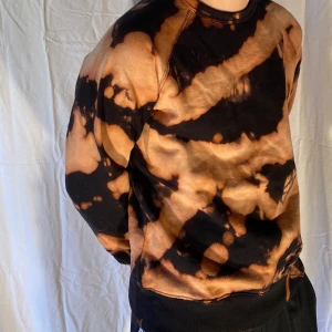 Burned sweatshirt  - Här är ett plagg som har fått ett nytt liv! Ett miljövänligare alternativ för dig som kund & som har ett extra öga för kläder💕 Hör av dig till oss vid intresse eller frågor.                                                                                                     Köparen står för frakten:) 