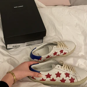 Saint Laurent skor  - Sjukt fina och unika skor!!Köpta i Göteborg från ABCD .Modellen ska vara lite ”skava/slitna”. Säljer med tanke på att de inte kommit till användning för mig. St 39. Har använt de en gång, är i hel nyskick. Nypris 5637kr. Kontakta mig för mer info eller bilder