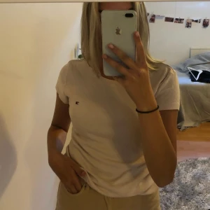 Tommy Hilfiger T-shirt - ljusrosa Tommy Hilfiger t-shirt. den är äkta och i fint skick. den är stretchig och passar även för S utan att den ser stor ut💗
