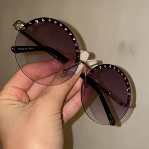 Solglasögon  - Köpte dessa från ginatricot men har aldrig använt de annars är de jättefina och jätte stiliga 