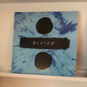 Ed Sheeran Vinyl/LP. Devide - Nypris: 350kr || frakt: 72kr || spelad 2 gånger. Skriv gärna om du vill ha bild på skivan mm. 