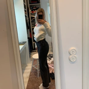 Superfina jeans från Gina tricot - Fina mörkgrå jeans från Gina i st 34!!😍 high waist jeans!! 