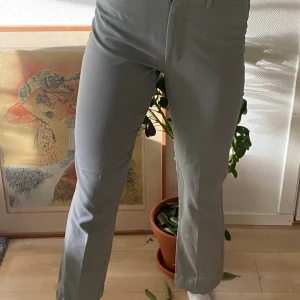 Grå kostymbyxor  - Grå kostymbyxa från HENNES. Storlek 38. 