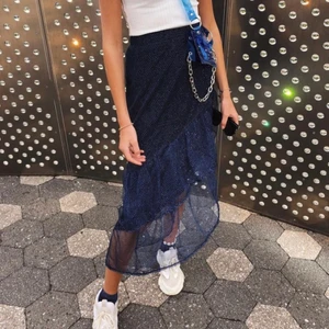 Asymmetrisk kjol - (Första bilden är lånad) Asymmetrisk glittrig kjol i häftigt material. Endast använd fåtal gånger💫