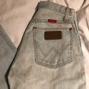 Wrangler  - Säljer dessa högmidjade wranglerjeans. Ljusblå! Står inte men är i storlek 26/32 💕💕 Skriv för fler bilder ✨