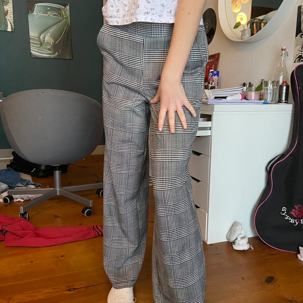 Snyggaste byxorna som tyvärr inte är min stil. Köpte för ca ett år sen och använt bara ett fåtal gånger! Tjejen på bilden är 167!. Jeans & Byxor.