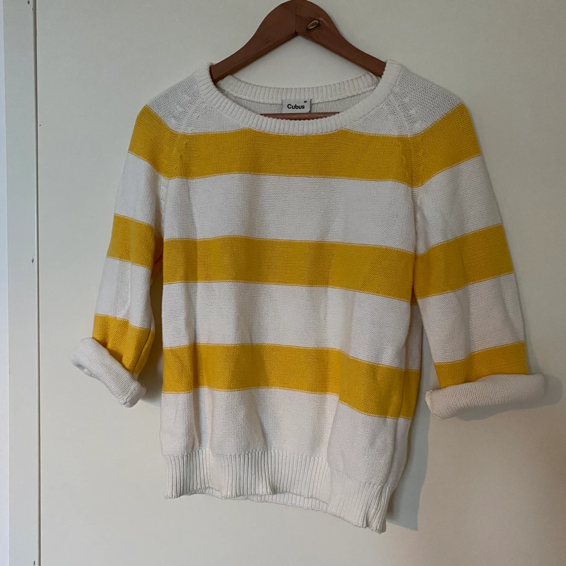 Gullig gulvitrandig tröja! - 90
