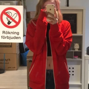 Röd zipphoodie - En röd zipphoodie, oversize 