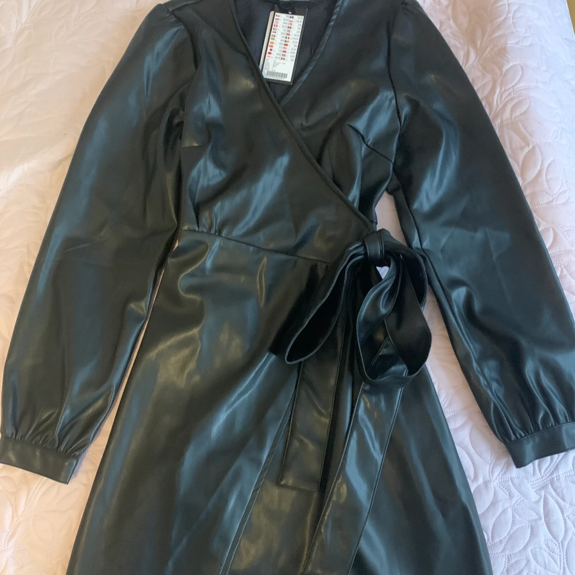 Helt ny oanvänd svart läderklänning i storlek M/40!