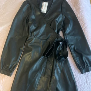 Helt ny oanvänd svart läderklänning i storlek M/40! - Köpt på New yorker i storlek M men skulle säga att den passar för dem som även har storlek S. Helt oanvänd och köparen står för frakten, annars går den att hämtas upp i halmstad. Köpt för 350 kr men säljer den för 249 kr pga att den är helt ny, buda på! Väldigt fin och trendig just nu men det blev fel storlek för mig😓
