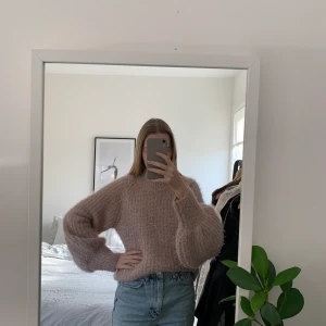 Rosa glittrig stickad tröja från Gina Tricot, använd fåtal gånger. St:S  - Fin stickad glittrig tröja från Gina Tricot. Använd  fåtal gånger. Frakt ingår ej i priset. Buda i kommentarsfältet 🌸☕️