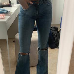 Blå bootcut jeans från Cubus! 💙 storlek: s, hål i knäna! Kom med egna priser vill bli av med allt!!