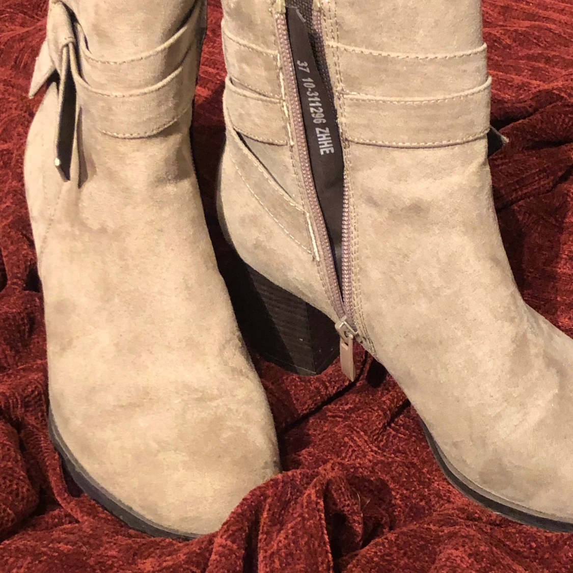 högklackade mocca-aktiga skor