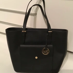 Michael Kors axelväska svart - Fint skick och sparsamt använd