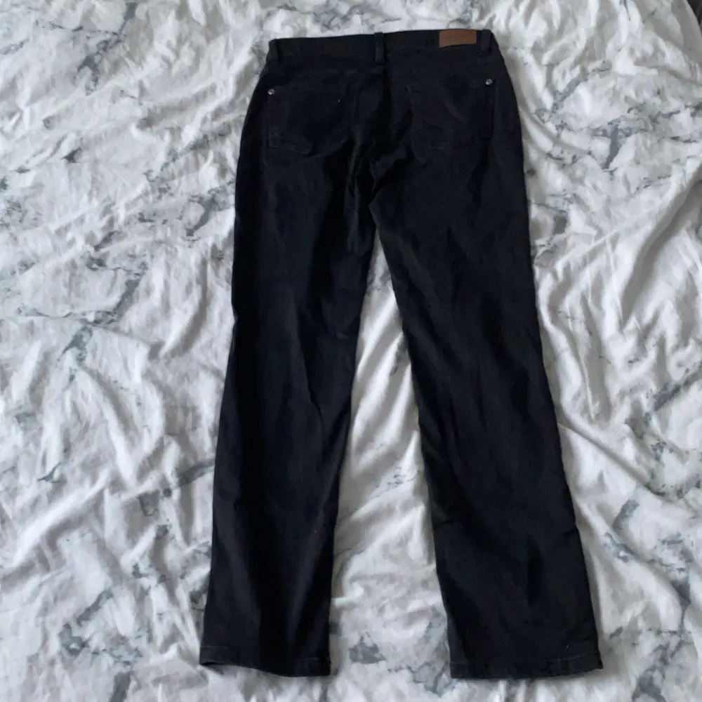 Svarta oanvända jeans, bra skick och skönt material. Det är ej bootcut jeans utan de är tajta hela vägen.. Farkut & Housut.