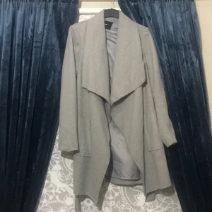 Grå höst/vår kappa i tyg - Säljer min fina gråa kapp från Bikbok då jag rensar garderoben. Köparen står för frakten🥰 skriv gärna privat om ni har fler frågor 