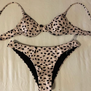 Mönstrad bikini - Jättefin mönstrad bikini i bra kvalitet. Säljer då den var för liten för mig. Ni står för frakten. 